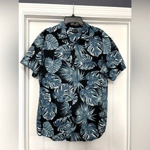 Light and comfortable short sleeve shirt